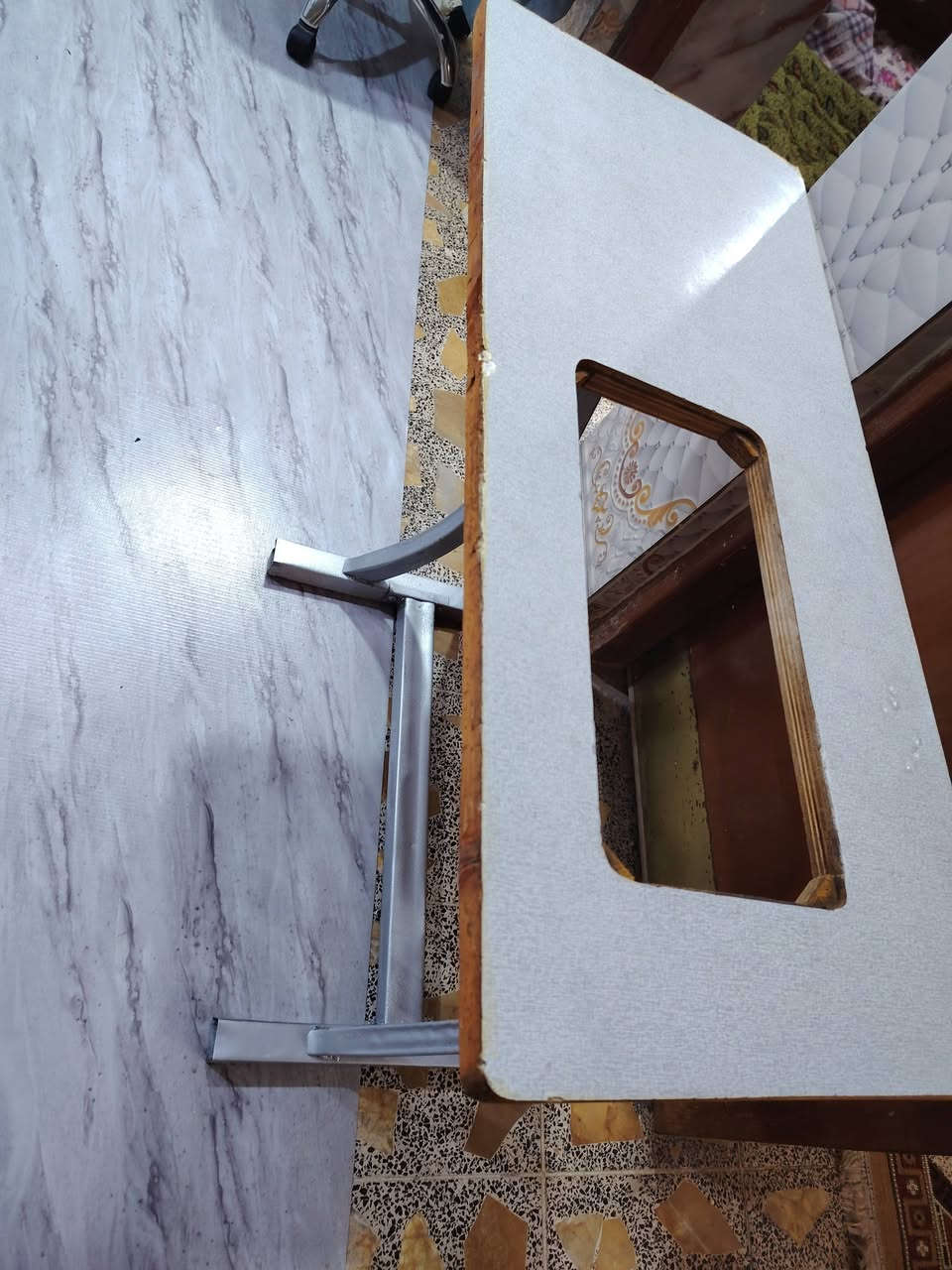 ميز مكينة خياطة أم الفراشة أو برذر لبيع كلش قوي ونظيف ب ٢٠ هو وتوصيله بنات الي تريده تراسلنني المكان ناصرية
