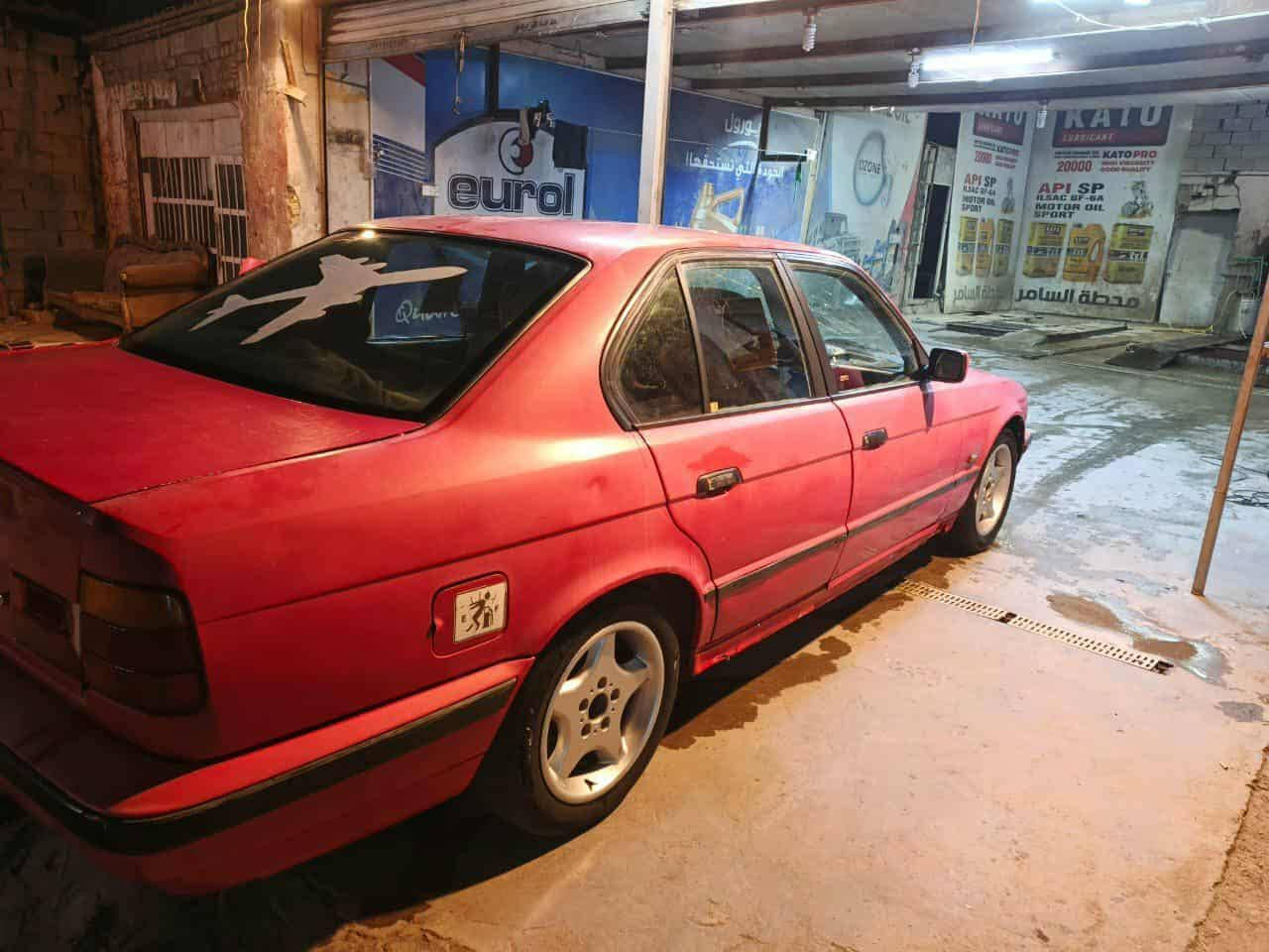 السلام عليكم من رخصة الادمن BMW E34  525 للبيع سيارته نضيفه مكينه كير أكسل مكفولات سياره بس يرادلها ترتيب شكل صبغها جارد غرفه وسمكره غير كله مكفول من كهربائيات التايرات كله جديد سياره عارضها ٤٠ الشراي يدك علي ***********
