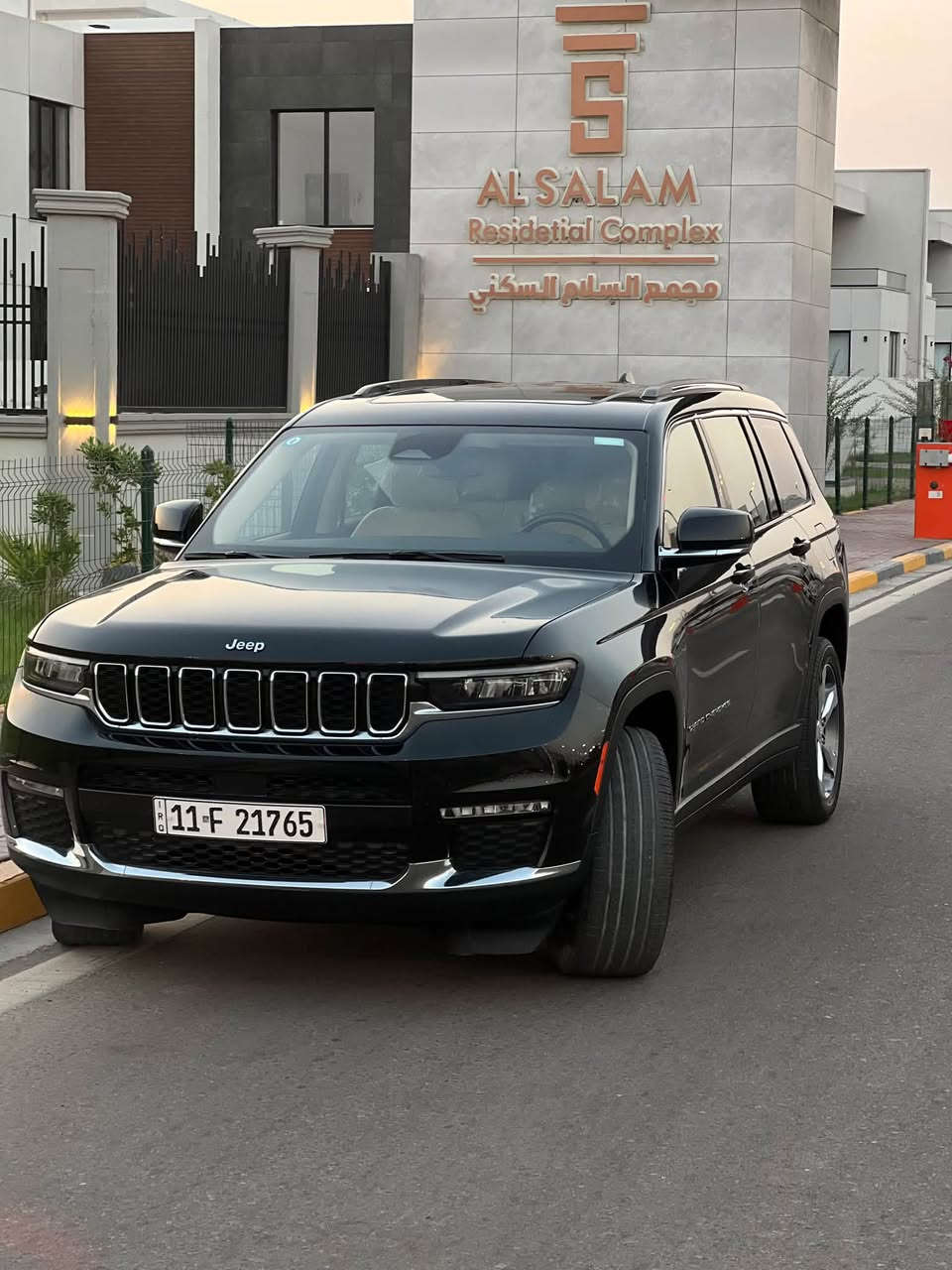 جيب  كراند شيروكي  لون اسود 2021 لمتد L .خليجي
7   راكب
وكالة هارلم السيارة حيل جديدة 
المحرك : V6.  3.6L 
العداد :  41 الف  كيلو متر حقيقي
اللون : اسود 
الرقم : بغداد بأسمي تحويل ثاني يوم
سيارة جديدة على وضع الشركة  
مكان السيارة: البصرة  حي الخضراء
المواصفات :
* دفع رباعي 4x4 . 
* رادار امامي مع مانع تصادم . 
* تحذير الخروج عن المسار . 
* تحذير النقطة عمياء  .
* ويل قياس 20 انج .
* سقف بانوراما . 
*دشبول دجتل مع شاشه بمواصفات عاليه
* شاشه كبيرة 10.1 انج . 
* نظام الخرائط (GPS) .
* كاميرا داخلية محيطيه  360 درجه  . 
* كاميرا خلفية . 
* المصابيح الأمامية زنون .
* كشافات الضباب زنون .     
* تشغيل عن بعد .
* صندوق كهربائي .
*شفتات بالستيرن.
السيارة مغلفة ppf  بالكامل  من شركة دايتك 

كفالة عامة  ما عدا  بارد بالجاملق الامامي  اثر طخه باب بسيطه  وصور الطخه موجوده عندي  

*الگير ماوس مع وضعيات قياده متعدده.
* مقصورة الركاب من الجلد الفاخر .
*تطعيم الدشبول والابواب صاج ملكي.
* حفظ وضعيات الجلوس (ميموري) . 
* المقاعد الأمامية كهربائية .
* المقاعد الأمامية تبريد وتدفئة .
* المقاعد الخلفية تدفئة .
*سايد بريك بصمه.
*فول تحكمات ستيرن امامي خلفي.
*عشره  ايرباك بالدشبول ولتكم ولكراسي
* سستم صوت Alpine . 
* انارة داخلية LED . 
* حساسات خلفية . 
* 7 راكب .
* مكيف خلفي مع وحدة تحكم منفصلة . 
* تدفئة ستيرن . 
* مرايا متحسسه للضوء العالي . 
* مانع تصادم خلفي .
* بلوتوث تلفون . 
* محدد سرعة . 
* نظام التشغيل والاطفاء الاوتوماتيكي ( Auto Start System ) .
* نظام بريك اوتماتيكي ( Auto Break System ) .
*وبقية المواصفات المعروفه
بانزين محسن والدهن درجة اولى من وكالة موتل 
اسف على الاطالة
العنوان البصرة 
للاستفسار  اتصال وواتساب
السعر  325$ بيها مجال   بسيط  
حيل جديدة  
***********
