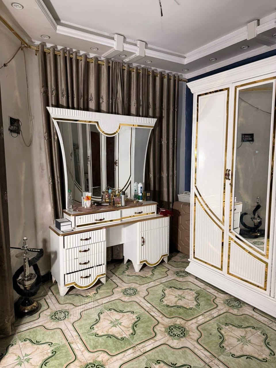غرفه نوم عراقي طلب خاص حجم كبير شي فخم جدا استخدام شي قليل جدا نضافه 100‎%‎ 
مكاني زعفرانيه 
*********** بغداد, العراق
