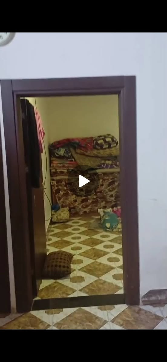 للبيع دار في مجمع الاماره الذهبيه ٣٠٠متر مسدد بيه سند٢٥ مقابل البوابه على حديقه ومحلات ٣غرف ٣حمامات حديقه وكراج سعر١١٠مليون قابل للتفاوض ***********/***********
