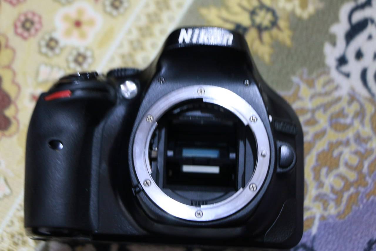 Nikon D5200 • عدسة 18-55 VR • مراية ما تصعد
