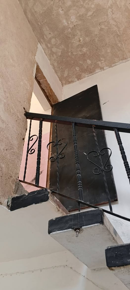 بيت للبيع 125م طابو صرف خدمات فول عكاده وبلوك بس حلو البيت وعالي عن الشارع  بي ثنين غرف  طويريج ام الهوى القديمه بين شارع الباشه وبين شارع النجار وسعر بلاش تصال او رسلني ***********
