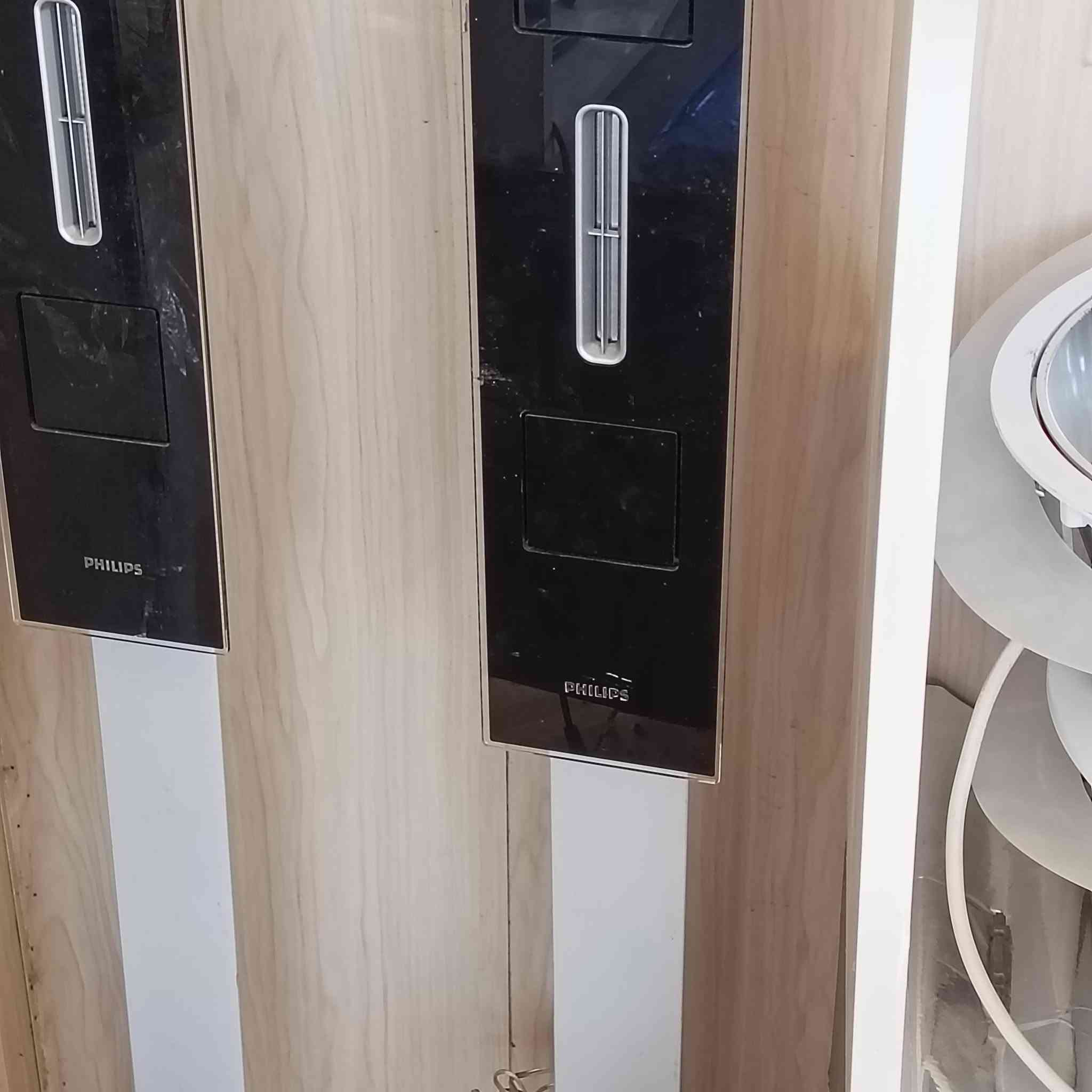 نظام سينما منزلية من شركة فيليبس (Philips) ، وتحديداً يبدو أنه جزء من طراز
.HTS9800

تتميز هذه السماعات العمودية بتصميم عصري باللونين الأسود والفضي، وتحتوي على مكبرات صوت شريطية
(Ribbon Tweeters لتوفير صوت عالي الجودة.

نظام السينما هذا بقدرة 800 واط ويتضمن نظاماً لاسلكياً للسماعات الخلفية في بعض الإصدارات.
هل تريد معرفة كيفية توصيل هذا النظام بالتلفاز؟

النجف الاشرف مجمع الأميرات ***********
