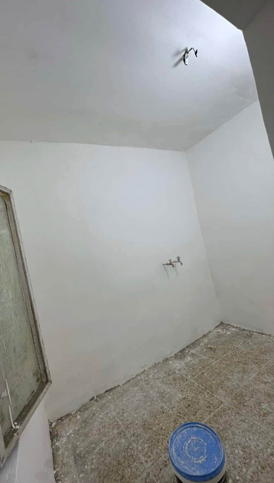 بيت للبيع طابقين المساحة 100 موقع تجاري على شارع عام رئيسي شارع عيادة الشماعية والبيت يحتوي على محل مساحة كبيرة 
السعر : 35 مليون وبي مجال للشراي 
للاستفسار : *********** 
يتكون من ⬇️ 
✅ الطابق الأرضي يحتوي على محل وحمام ومطبخ وصاله وغرفه 5x4 ✅والطابق الثاني يحتوي على صاله وغرفه كبيرة وسطح 🛑للتنبيه البيت على الشارع العام وليس داخل الفرع
