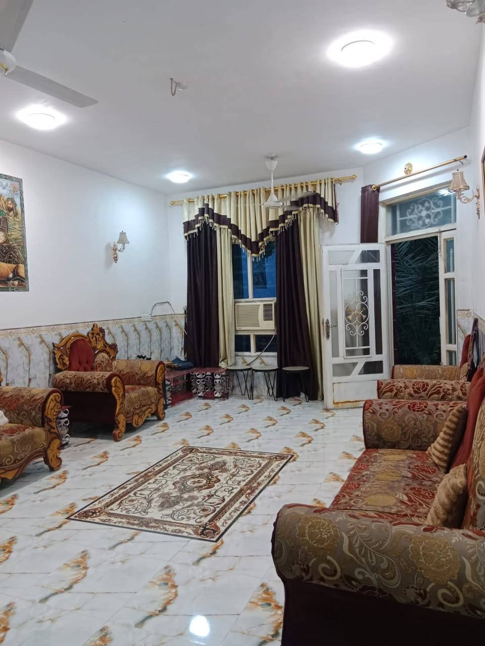 دار للبيع مساحة ٣٠٠ متر طابو ملك صرف موقع حي العصري قرب دار المرحوم  المرحوم دكتور زهير السعدي يحتوي على مطبخ عدد ٢ وغرف عدد ٢ وصالة كبيرة واستقبال ومجمع صحيات وحديقة وكراج كبير  سعر جدا #مناسب ١٨٥ الإتصال ***********
