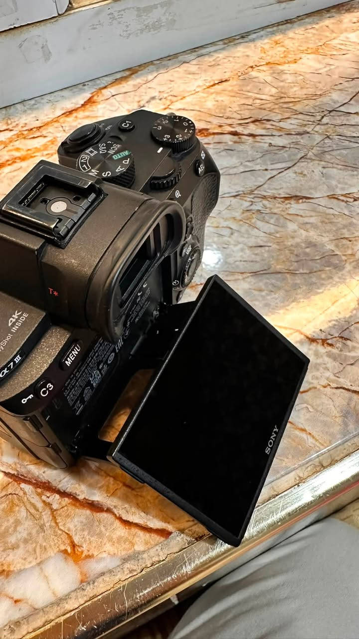كامرة Sony A7III بحالة ممتازة جدًا، استخدام شخصي ونظيف، وما بيها أي مشاكل فنية أو أعطال
الكامرة مكفولة من كلشي وكلش نضيفة 
وياها بطارية اصلية 
سبب البيع تحديث كامرة 
للستفسار :الاتصال ***********
