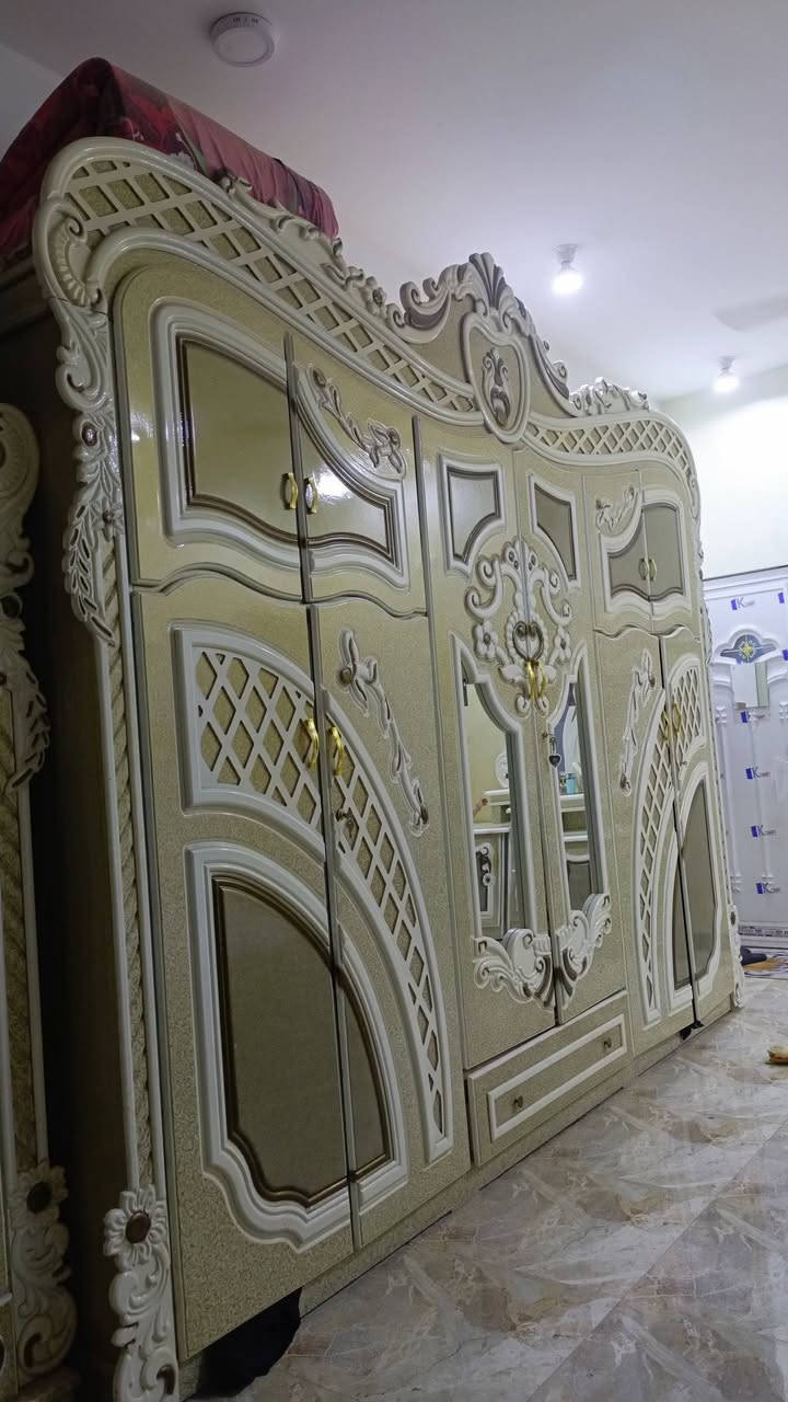 غرفة اخشاب طابقين نظيفة كلش
سعر مليون و٤٠٠ وبيها مجال 
 رقم الهاتف ***********
