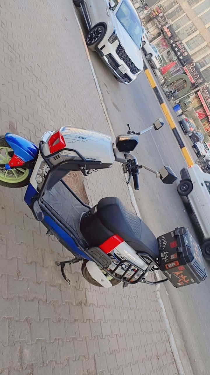 السلام عليكم دراجه شحن سكنس ام عيون 
نظافه 100/80
سرعته 85 حقيقي 
بطاريات مسطره عدد 6
دبل اشاره هورن ضوه عالي ناصي دبل رماش 
جاهزه من كل نواحي 

مكاني بغداد صليخ
الارقم *********** واتساب موجود
