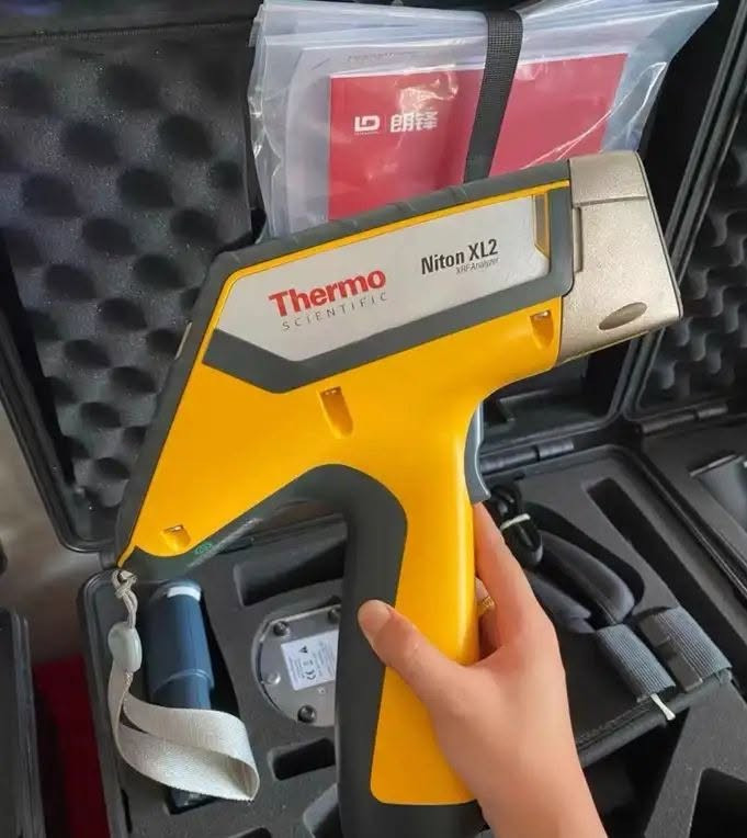 للبيع بسعر مغر 
جهاز كاشف تحليل المعادن Niton XL2 XRF لفحص السبائك والمعادن
يستخدم لفحص:
السبائك، المعادن الثمينة، الخامات، والمحولات الحفازة (الكاتاليزر)، ويمكنه قياس الذهب والفضة والنحاس والحديد والنيكل والكوبالت والموليبدينوم والبلاتين وغيرها.
