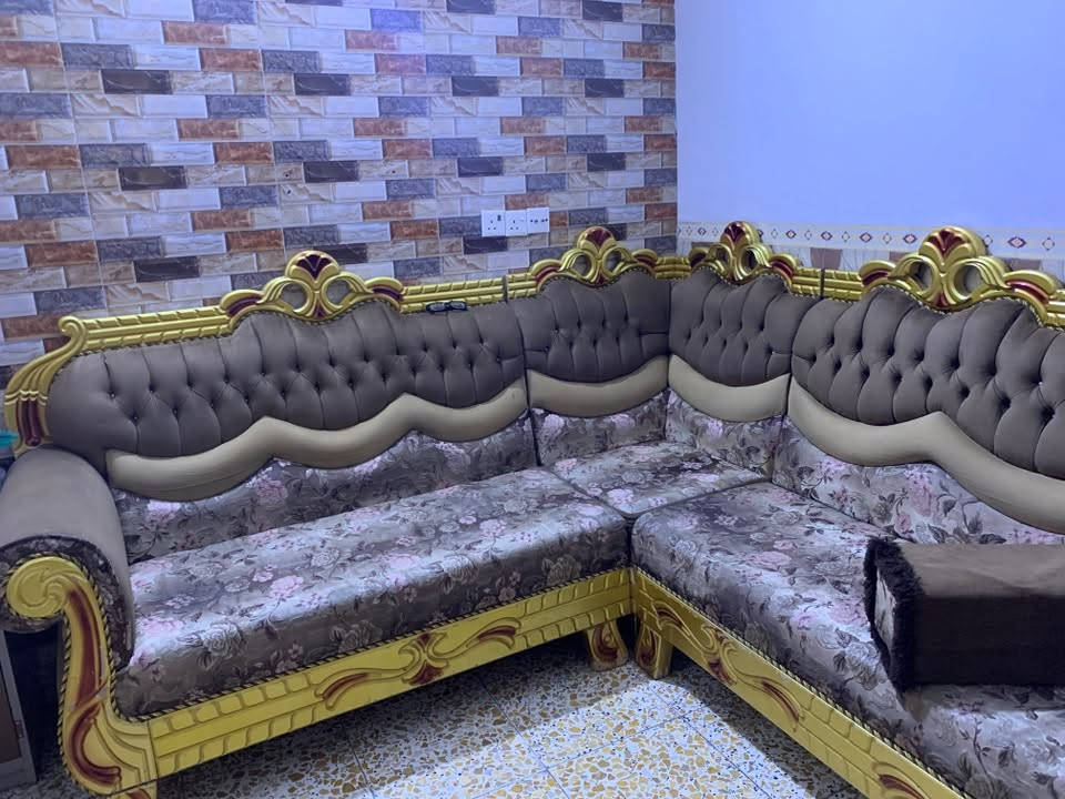 السلام عليكم،
تخم تفصال خاص، الخشب والنجارة متينة وقوية جداً، والقماش نظيف وغير مستهلك

 الحالة: ممتاز ونظيف، يوجد فقط تقشر بسيط جداً بالصبغ بالأماكن السفلية  بكل أمانة .

 السعر: 550 ألف دينار (وقابل للتفاوض البسيط للجادين فقط).

 الموقع: بغداد - الشعلة.

 

الرقم *********** موجود واتساب ورصيد
