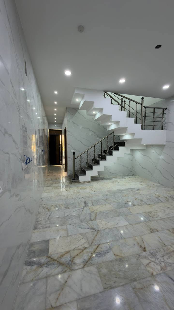 مشتمل للبيع في حي الجهاد، مربع الرفاق 🏗️📍
بناء حديث قيد الإنشاء 🏗️✨

المساحة 100 متر، أضلاع غير مشتركة 📏

واجهة 5 مدخلين: مدخل صالة ومدخل مطبخ 🚪🍳

4 غرف نوم، 2 حمامات 🛏️🚿

أرضية مرمر، جدران ألواح 120/ شغلة كلش حلو 💎👌

منطقة ممتازة للسكن والاستثمار 🏡💰

للاستفسار: *********** واتساب 📞

نستقبل كافة العروض في حي الجهاد 🤝
 🏢
