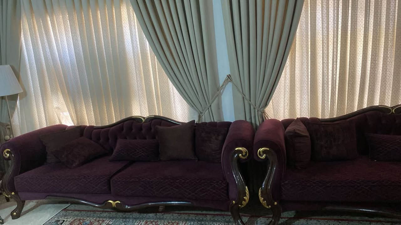 اسلام عليكم.  عندي تخم. اصلي درجه أولى. تركي. صاله سته اشهر من اخذته وحتاجيت ردت أبيعه.  القطع اربع كراسي وياه. وطبلات  طبله وسط  وأربع جانبيات  اني مأخذه. بخمس ملاين. ابيعه 3ملاين.  التصال على الرقم ***********
