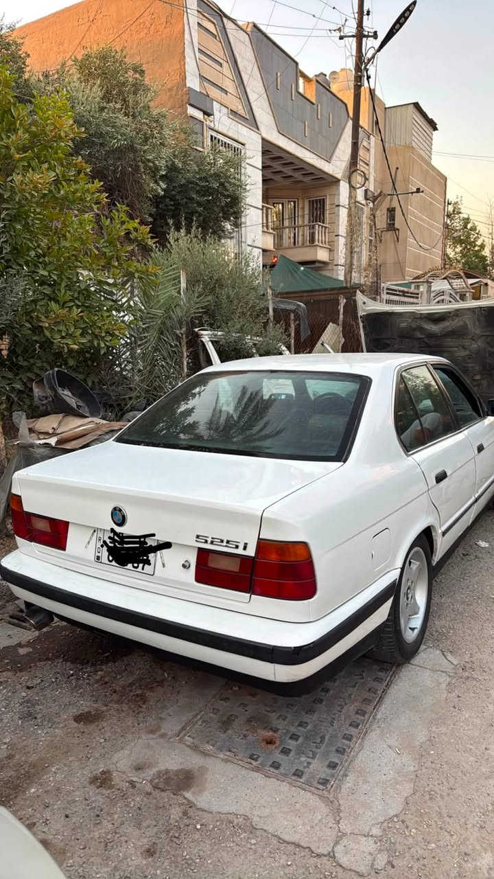 سلام عليكم لبيع بي ام دبليو  525 مفتوح كير عادي موديل 1990  رقم بغداد عليه تخم تاير جديد  مكينه وكير بل كارتون حداديه جديده  تبريد ثلج  ❄️ فتحه سقف شغاله  لايتات زنون مبيه اي نقص  عده دوسه مال كلج شويه بيه قوه فقط سعرها 55 ورقه وبيه مجال مكاني شارع فلسطين  وهذا رقمي ***********
