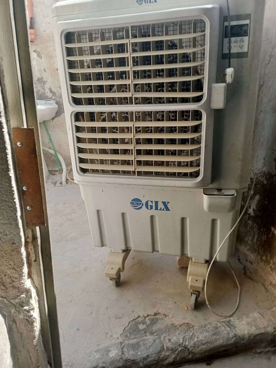 مبردة كنفيرة حجم كبير للبيع سعرها65 رقمي *********** حي الميلاد
