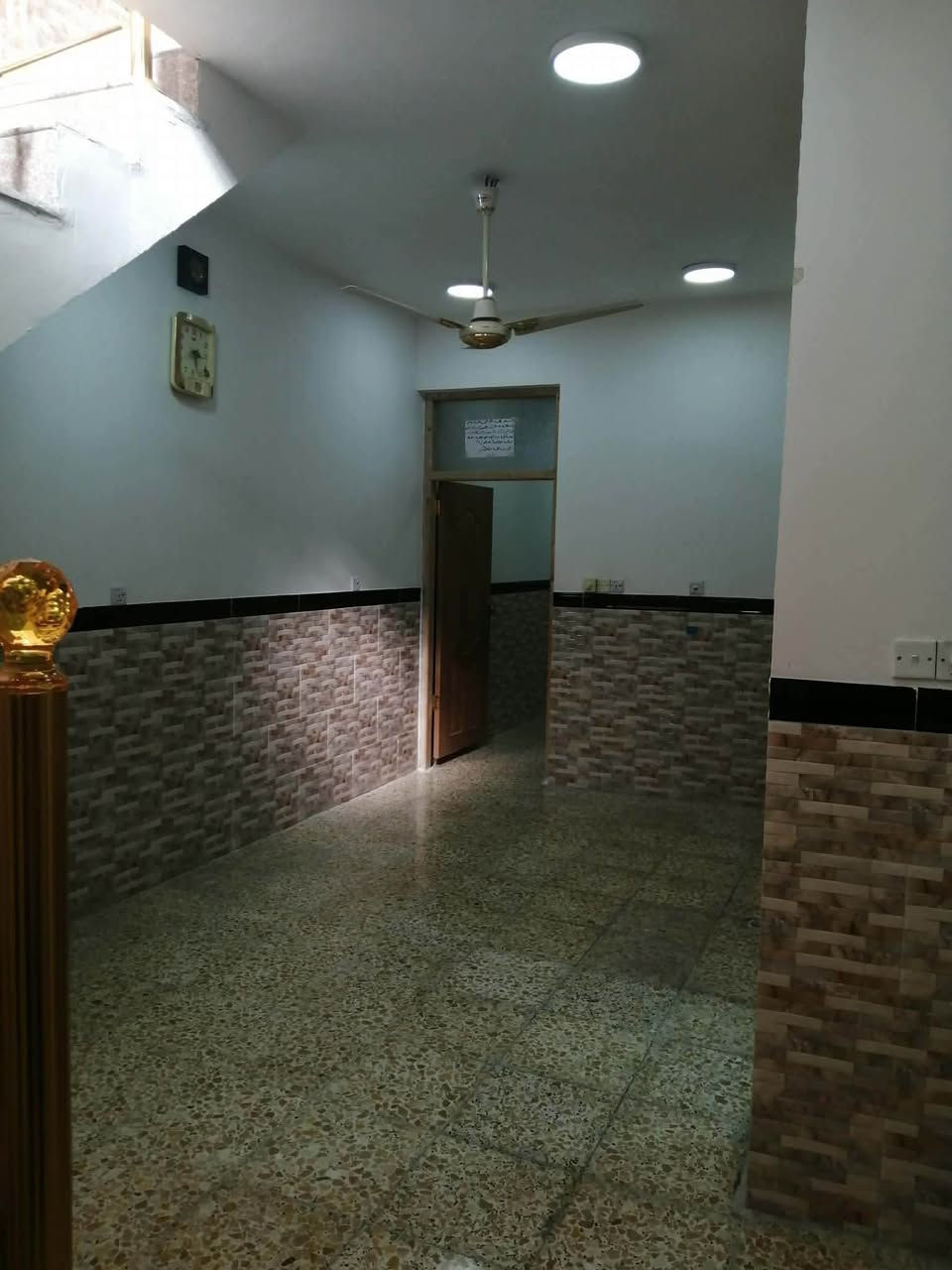 السلام عليكم بيت زراعي اربع شوارع مساحة ٢٠٠نزال ٢٠ واجهة١٠ البيت مقسوم ١٠٠متر يعني بيتين  للاستفسار اتصال***********
