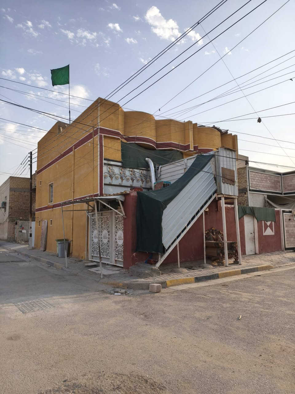 يا الله
بيت 130 متر مربع ركن طابقين 3 غرف نوم + مطبخ + استقبال صحيات ثنين جوه واحد فوك كراج 9 مترات ونص بي محل السعر 105 مليون وبي مجال العنوان خدمات مسقط قرب المدارس الايرانيه والمستوصف الشعبي  ***********
