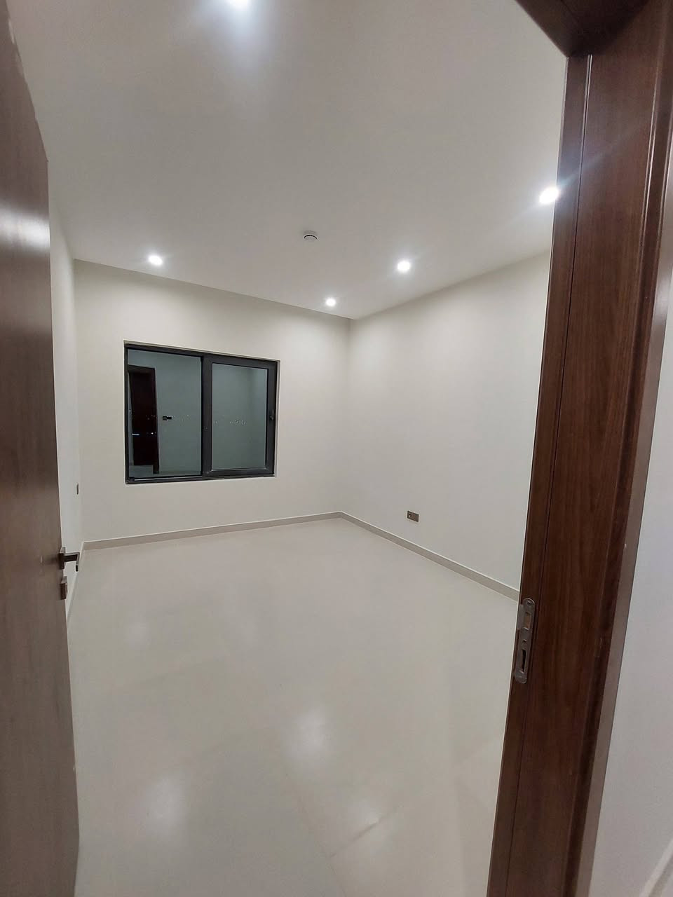 شقة مميزه للايجار
في مجمع بروج السكني 
✨️بتوزيع عملي ومناسب للعوائل والمقبلين على الزواج
✨️مساحة الشقه١٦١م تحتوي على 
✨️غرفة نوم ماشتر(حمام+غرفة نوم)
✨️ وغرفة نوم عاديه
✨️٣ حمامات
✨️غرفة لوندري+غرقة خزن
✨️مطبخ مجهز
✨️صالة
✨️وشرفة بلكونه واسعه وباطلاله مميزه 
للاستفسار والتواصل  ***********

