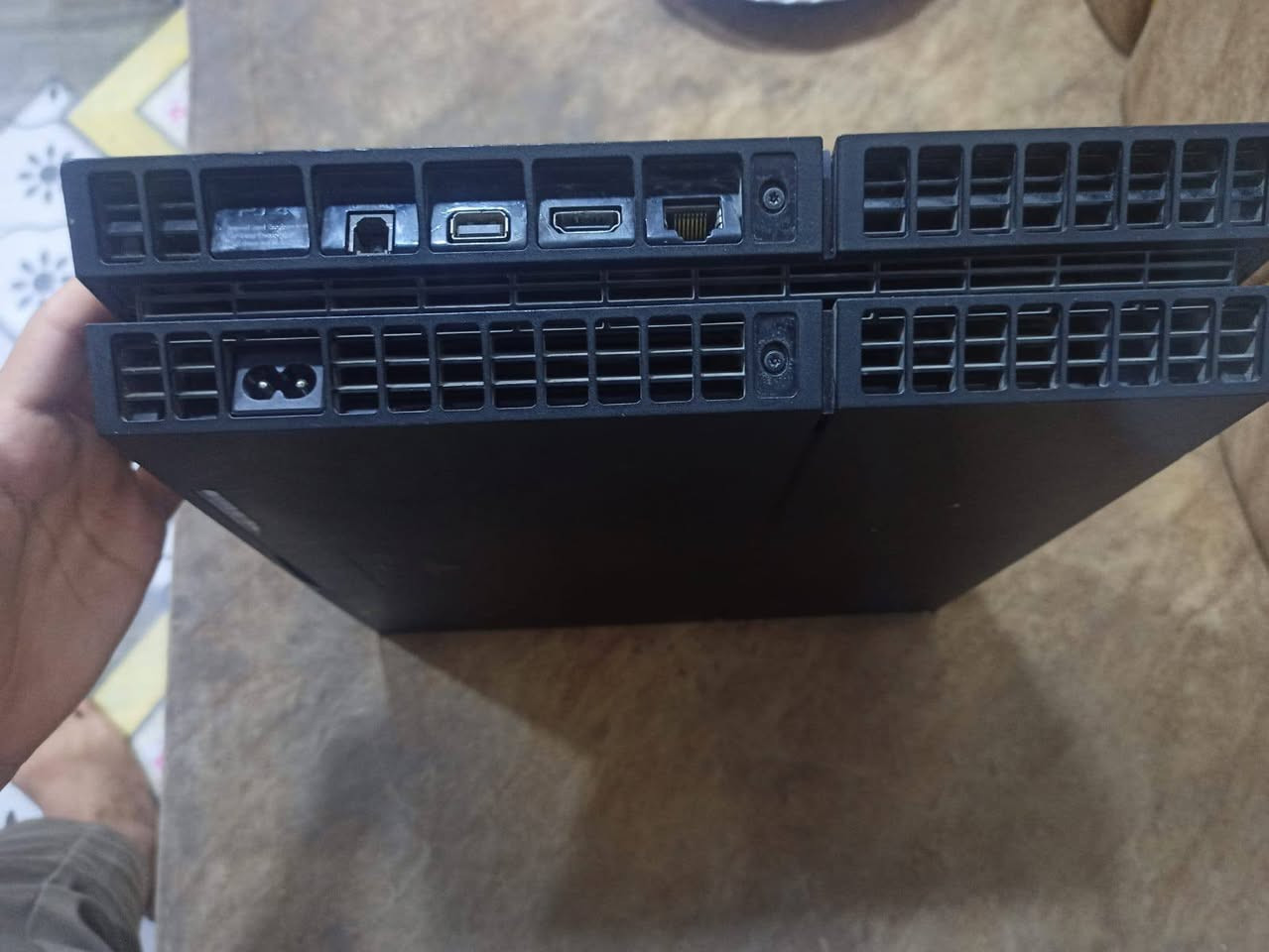 للبيع: بلايستيشن 4 فات (PS4 Fat) نظيف جداً بحالة الزيرو
الحالة: الجهاز لوك استيكر (ما مفتوح ولا مصلح نهائياً).

الملحقات: 

جوستكات واحد شغالات وبحالة ممتازة.

قرص لعبة فيفا 2020 (FIFA 2020) أصلية.

كرتونة الجهاز الأصلية.

جميع الوايرات والملحقات الكاملة.

المكان: البصرة - التنومة (قرب الجسر الإيطالي).

للتواصل والاتصال: ***********
