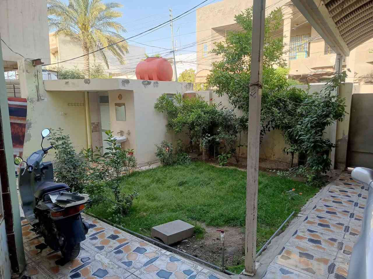 ملاحظة..((( تستلم الدار فورا بعد الشراء بدون انتظار  ))).. سعر الدار مناسب قياسا بالمنطقة وخدماتها 

🏡 دار للبيع في بهرز – حي السلام (قرب أسواق السلام ومتوسطة الصديق ) 
(ملاحظة البيت للبيع فقط ) ...

فرصة مميزة لامتلاك منزل بموقع هادئ وقريب من الخدمات 👇

📐 المساحة: 200 متر
📄 الملكية: طابو ملك صرف باسمي – قابل للتحويل المباشر
🏠 البناء: طابوق – طابقين

🔹 تفاصيل الطابق الأول:
استقبال + صالة + مطبخ
غرفتين نوم
صحيات مع حمام داخلي وخارجي

🔹 تفاصيل الطابق الثاني:
غرفتين نوم
صحيات + حمام

📍 الموقع قريب من أسواق السلام وجميع الخدمات

📞 للاستفسار والتفاصيل أكثر:
***********

#عقارات #بيع_دار #بهرز
