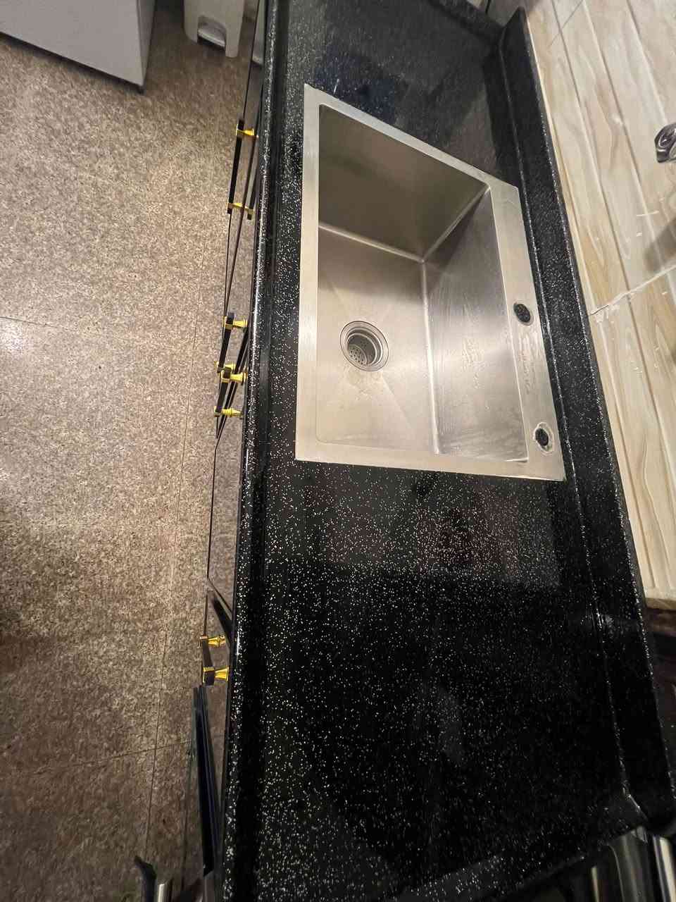 للبيع 3 قطع سنك متر ونص الارضي والمحلق مترين نظيف كلششش سعر 400 الف قفل مكاني حي الجهاد
*********** واتساب
