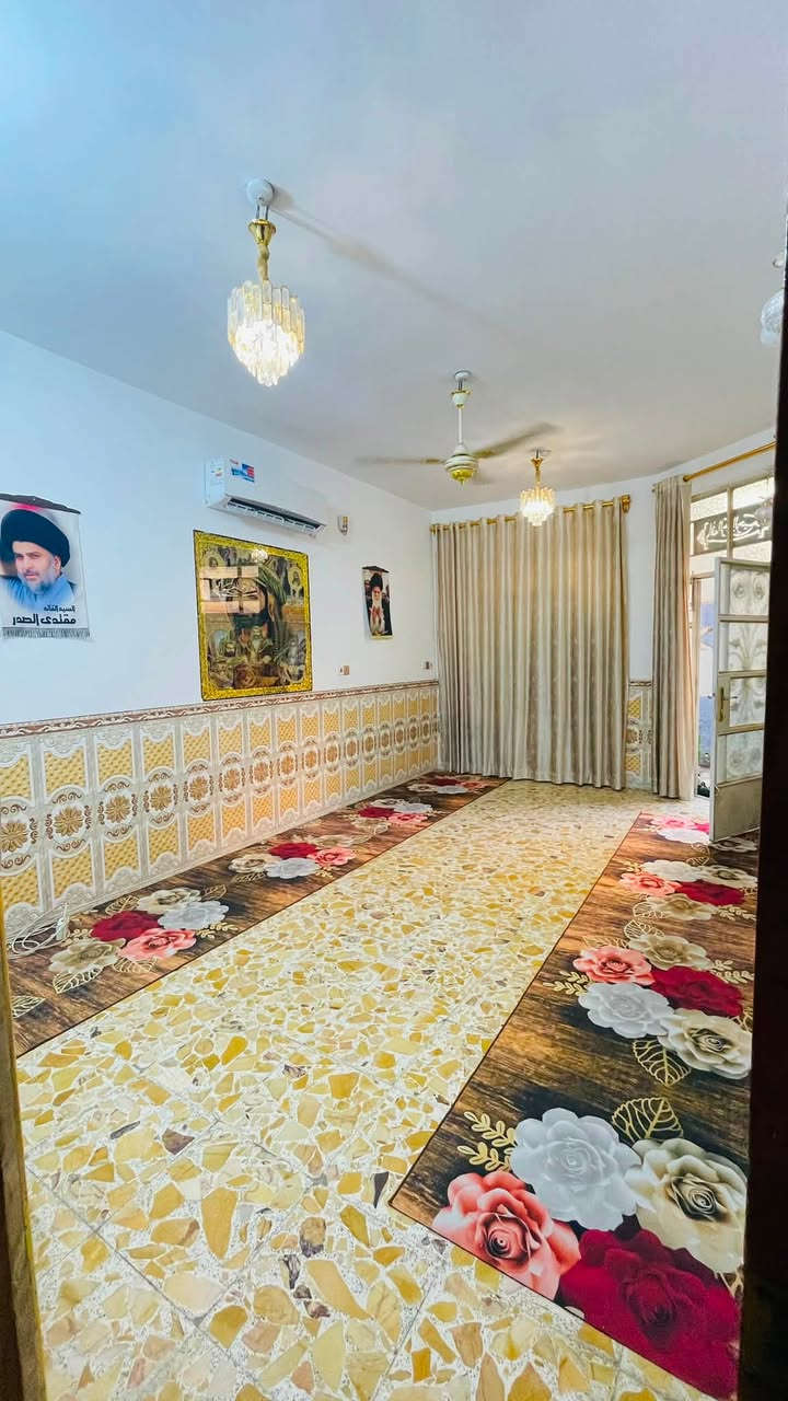 بسم الله الرحمان الرحيم السلام عليكم دار للبيع مساحة ١٤٤ قطاع ٢٦ مسلح طابقين الطابق الاول طارمة +استقبال + صالة + مطبخ + منور وترك + غرفتين نوم الطابق الثاني اربع غرف نوم وملحقاتها  وثالث بيت عن  الشارع العام  ***********
