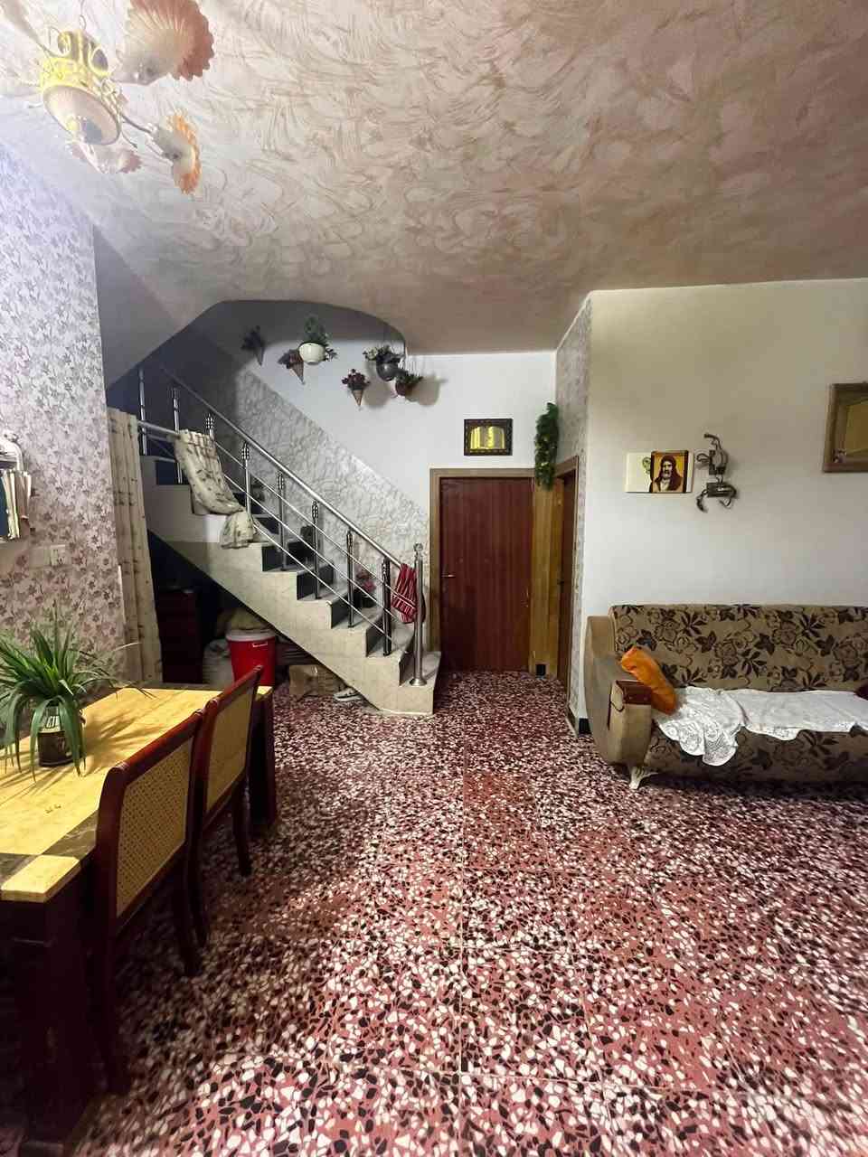بيت ٢٠٠ متر البيع المكان في الجمجمة خلف المحكمة الجديد ايم المطاعم الجمجمة البيت متكون من ٤غرف نوم وستقبل وكندور ومطبغ  السعر ١٦٠ قابل التفاوض رقم ابو البيت *********** طابو زراعية سند ٢٥
