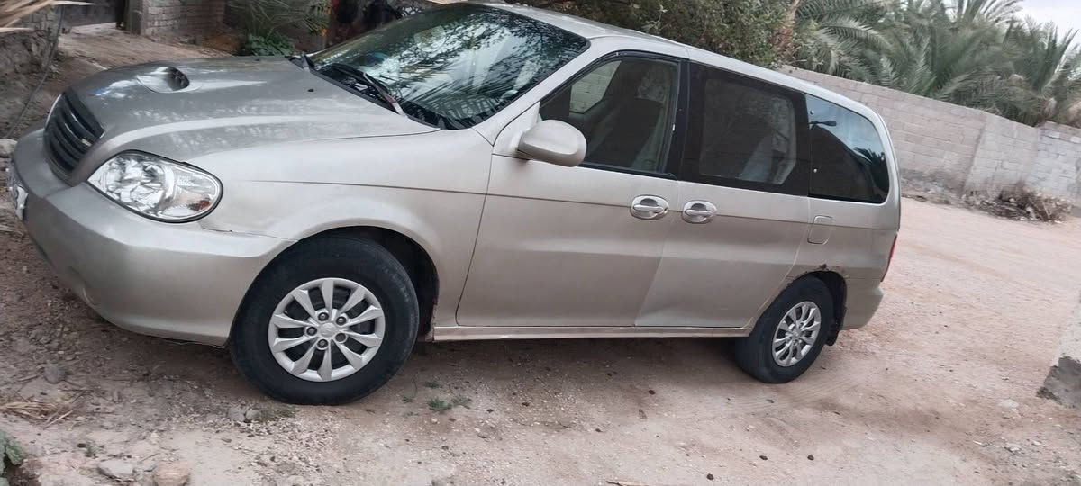 سلام عليكم كرنفال مديل 4 محدث 5 وارد خليجي خصوصي كاز مكينه 3000 تبريد 3 قطع تخم تاير جديد سياره لا تبخير ولا تنقيص مكينه خير من الله كير اوتو  سنويه 31 استوهي صاعده هزه رقم انكليزي مداور ثانيوم الصور متفيد تعال شوف العين وفحص بيع او مراوس حسب القناعه السعر 75 او بيه مجال 
‏‪***********‬‏ لتواصل👉
 وتساب 📞
