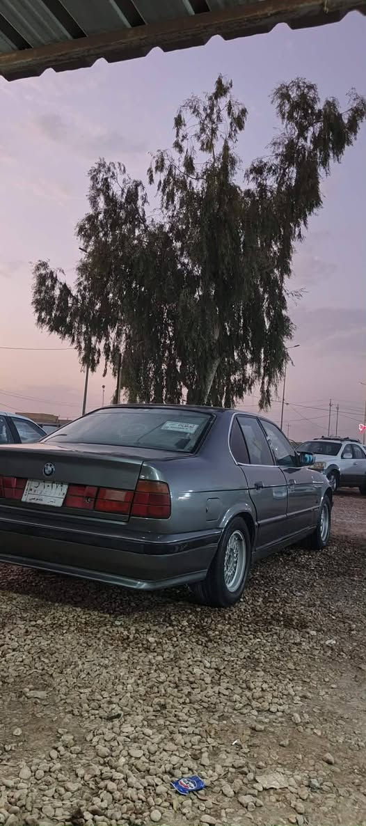 السلام عليكم سياره بي ام 535 موديل 91 رقم انبار وبأسمنه سياره مكينه وكير حداديه كهربائيات كلها شغاله وخير من الله مكانها بابل المحاويل***********السعر45بيه مجال
