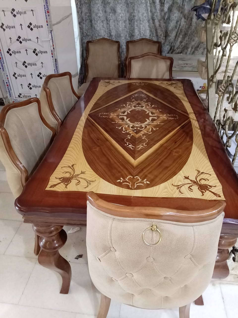 ميز طعام للبيع خشم عراقي ثقيل ٦ كراسي السعر ٦٥٠ وبيه مجال ***********
