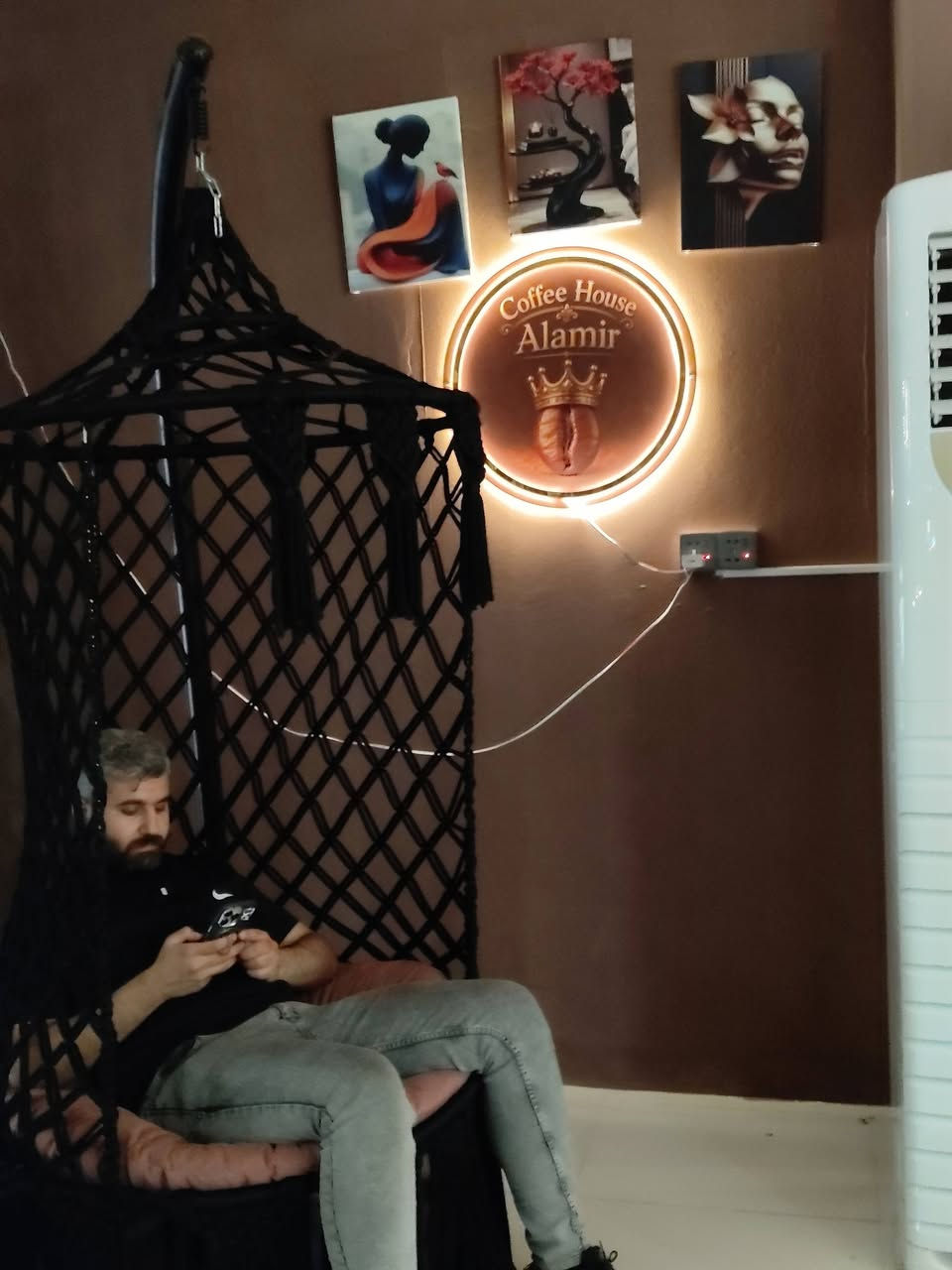تم افتتاح كوفي هاوس الأمير       يعني البرد. و. الجو الهادئ. و الجمال و جمال التصوير. اي احد يحب. يكون موجود بهل مكان   يتفضل. هوا و أهله  أو هوا و اصدقائه. اهلا و سهلا بكم ***********
