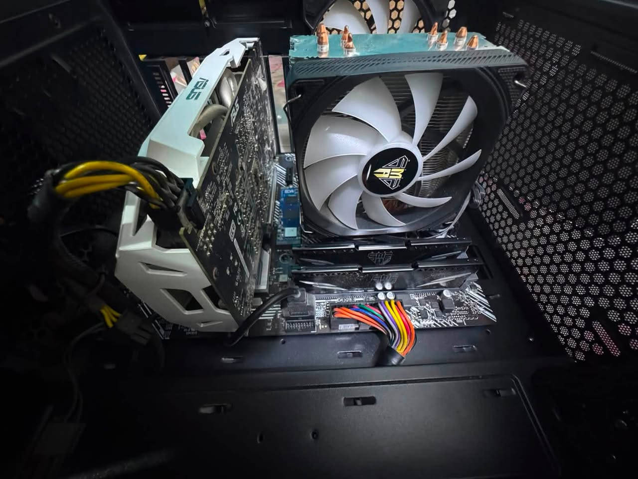 مكلف بالنشر 🔴🔴🔴🔴🔴
المعالج i5 جيل عاشر
كرت الشاشه GeForce gtx 1070 8gb
رامات 16 
ذاكره 512 ssd
لبور 500w
ولمذر بورد من asus 
+ يو بي اس ماكزما 250w
***********
قيم بما يرضي الله واذا سعرك مناسب ابيع
