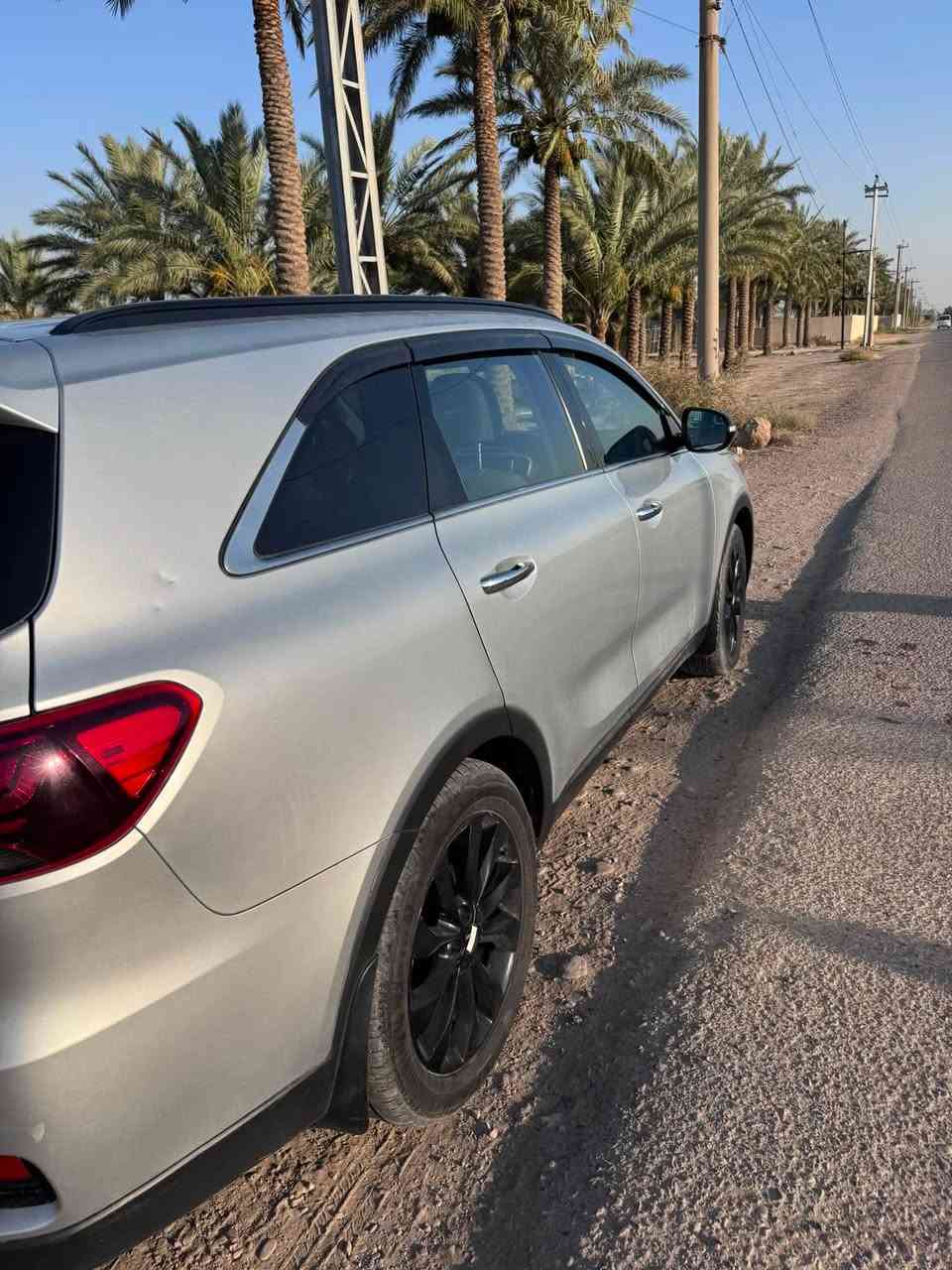 سورنتو للبيع موديل 20 بصمه 7 راكب 6 سلندر 3 قطع تبريد رقم بغداد للتواصل *********** سعر 185 وبيهه مجال
