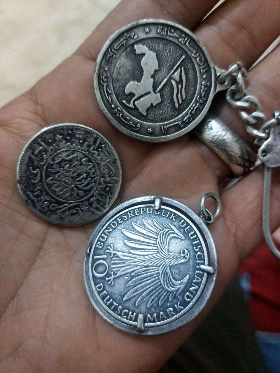 السلام عليكم عليكم الله وبركاته انتيكات فضه للبيع بغداد الشعب الصحن والمداليات لغرام ٤ قفل الخنجر عمره فوك ل١٠٠ سنه فضه خالص جوهر سعره ٤ ورقات ***********
