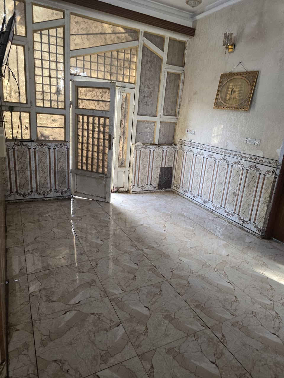 بيت بحي الجامعه لبيع ركن مقابيل المدرسه مساحته 100 واقع حال 150 بي 4 غرف نوم اي ستفسار ***********
