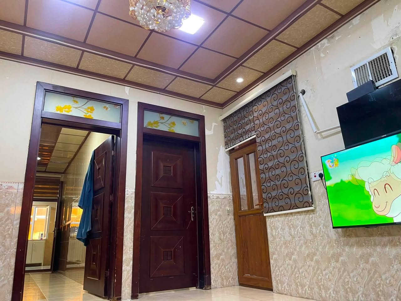 📍 للبيع – دار في منطقة أوبارة
قريب من مدرسة زورك الابتدائية وإعدادية أنام

🏠 المساحة: 188 متر

🔹 تفاصيل الدار:

* استقبال 4×6
* هول 4×4
* مطبخ 4×4
* غرفتا نوم:
    * 3×6 (مع أونص)
    * 3×6
* الدار بالكامل كاشي
* دكت تبريد
* درج معزول
* سقوف مغربية بالكامل
* كاميرات مراقبة
* كراج سيارة كبير

💧 الخدمات:

* ماء 24 ساعة
* فرع صب
* الكهرباء والماء باسم صاحب الدار

📄 الوضع القانوني:

* الدار ليس دورًا حكوميًا (تجاوز)، لكن تم تقديم معاملة كاملة للطابو في البلدية.
* عند البيع يتم نقل الملكية بموجب مكاتبة مع تحويل اشتراكات الماء والكهرباء إلى اسم المشتري.

💸السعر 45 مليون و بي مجال قليل

📞 للاستفسار: ***********
