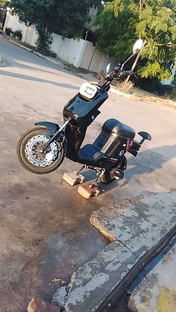 للبيع
دراجه شحن R8 

جديد 2026
بطاريات جدد  ملف 1800 واط نحاس شاشه وتربرو 

االعنوان كركوك اسره مفقودين 
السعر 500  وبي مجال الستفتار على هذه الرقم ***********
