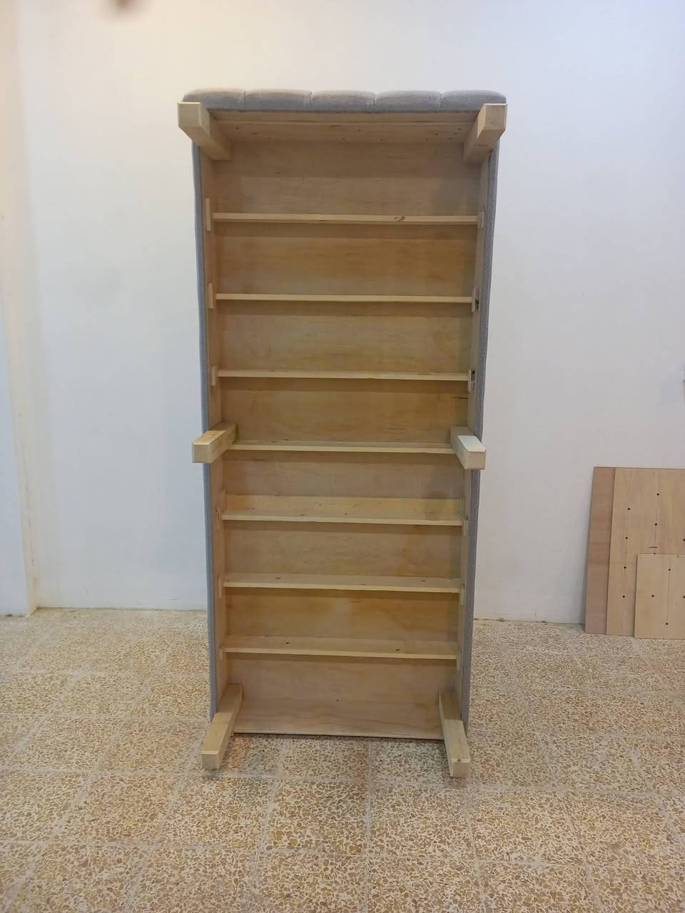 معمل ومعرض نجارة الفاضليه للاثاث الراقي 
العنوان قرية الفاضليه مقابل جامع الزيتون 
سرير نفر فصال تركي 
خشب بلوك 14 ملم 
عدد الارجل 6
عدد الجسور 7
قماش حسب الطلب 
القياس 90*200 
السعر 125 الف
للاستفسار الاتصال 
***********
