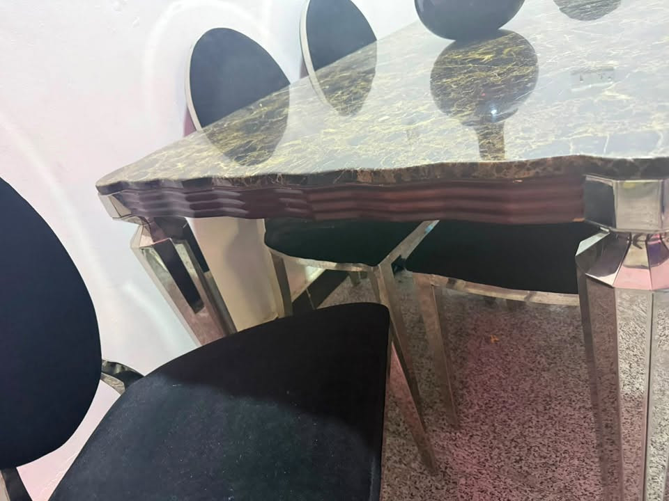 ميز وطبلات للبيع
الميز مرمر ثقيل جداً 
المكان حي الجامعه
واتساب ***********
