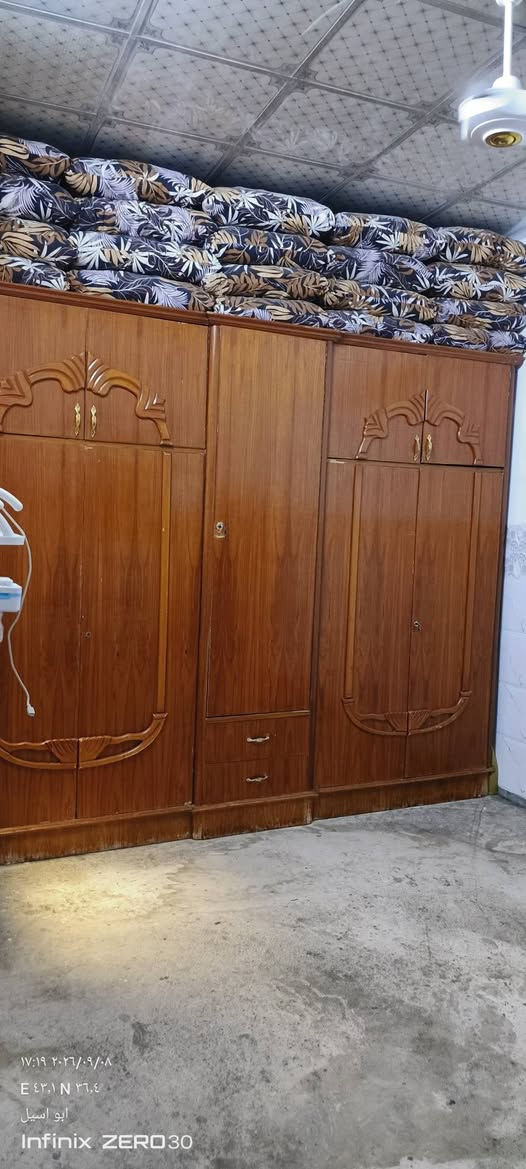 سلام عليكم  للبيع قنصور 5ابواب ملحق للبيع تجي وتجيك خشبو النضافه كدام العين 350وبي مجال  التصال علا صاحبو ***********
