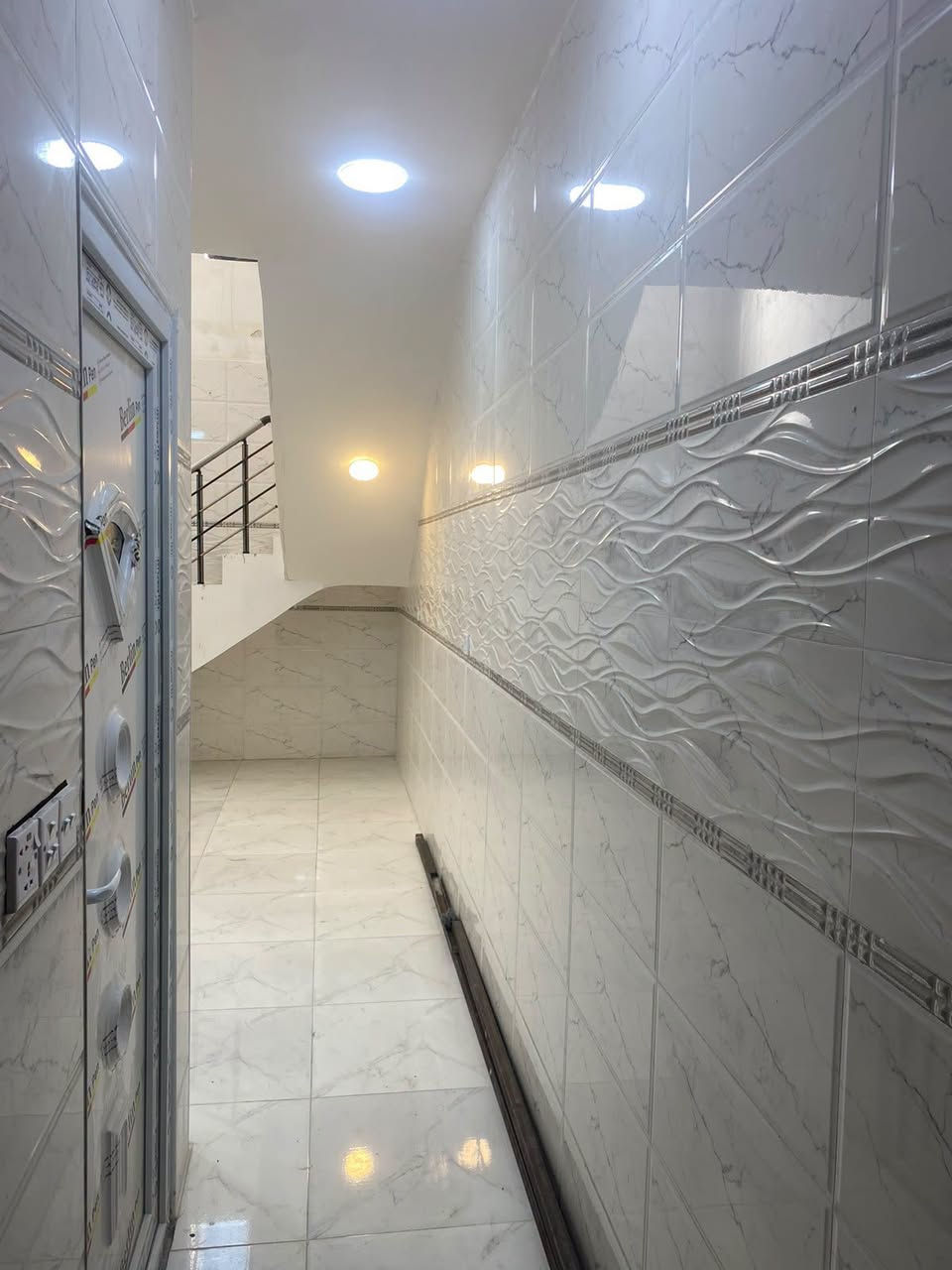 دار للإيجار بناء جديد مساحة 100 متر ✅
البيت طابق ثاني درج معزول خارجي 
حي البساتين السلام شارع ابو رحاب 
سعر الايجار 300 الف قفل 
***********
