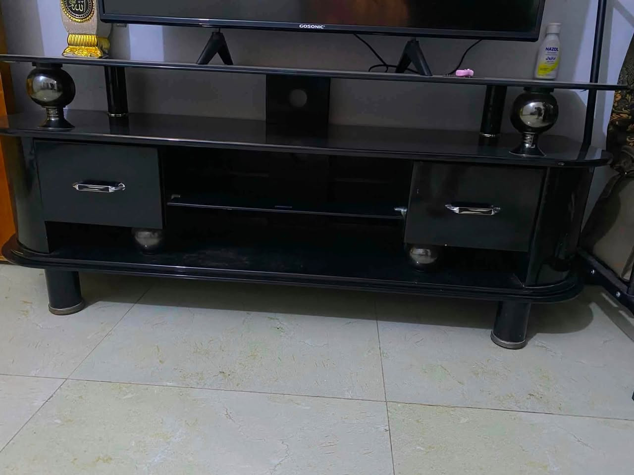 للبيع
✅ميز تلفزيون 

✅ميز طعام 

✅شاشه بلازمه شغاله 

♥️بسعر مناسب 

📞للاتصال ‭***********‬
