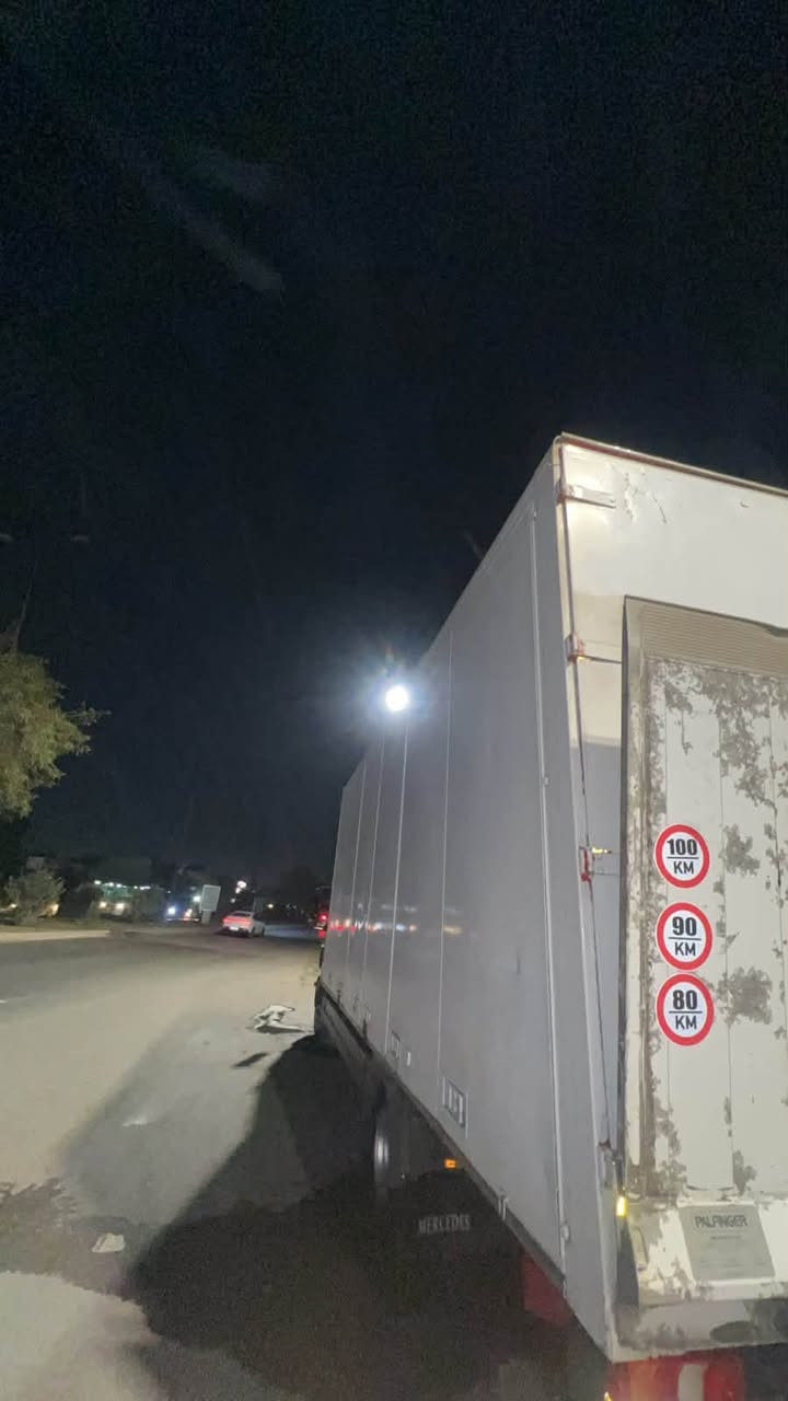 اتيكو ٢٠١٥ حجم ١٥٣٠ هاف طكتين دبل قماره مناميه تبريد ثلج الطول ٧،٢٥ بودي بوكس مسرحي
تخم نوزلات وانجكتر جديد
٦ سلندر  
٨ برغي جوبلس امامي خلفي 
العنوان بغداد حي الخضراء او اربيل
***********
