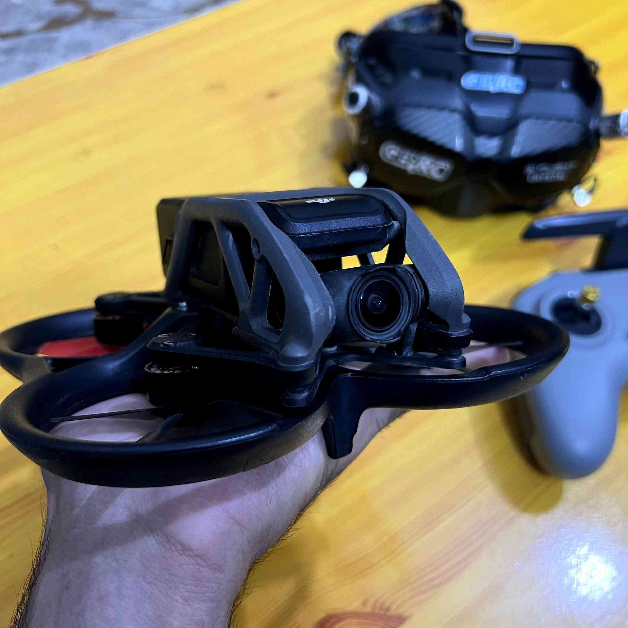 Dji avata 1
افاتا 1 للبيع 
كت كامل 
تدعم تصوير 4k/60fps 
مع جوستك 
 و نظارة v2 

الدرون نظيفة وما بيها عيب 
مكاني واسط 

واتساب ***********
