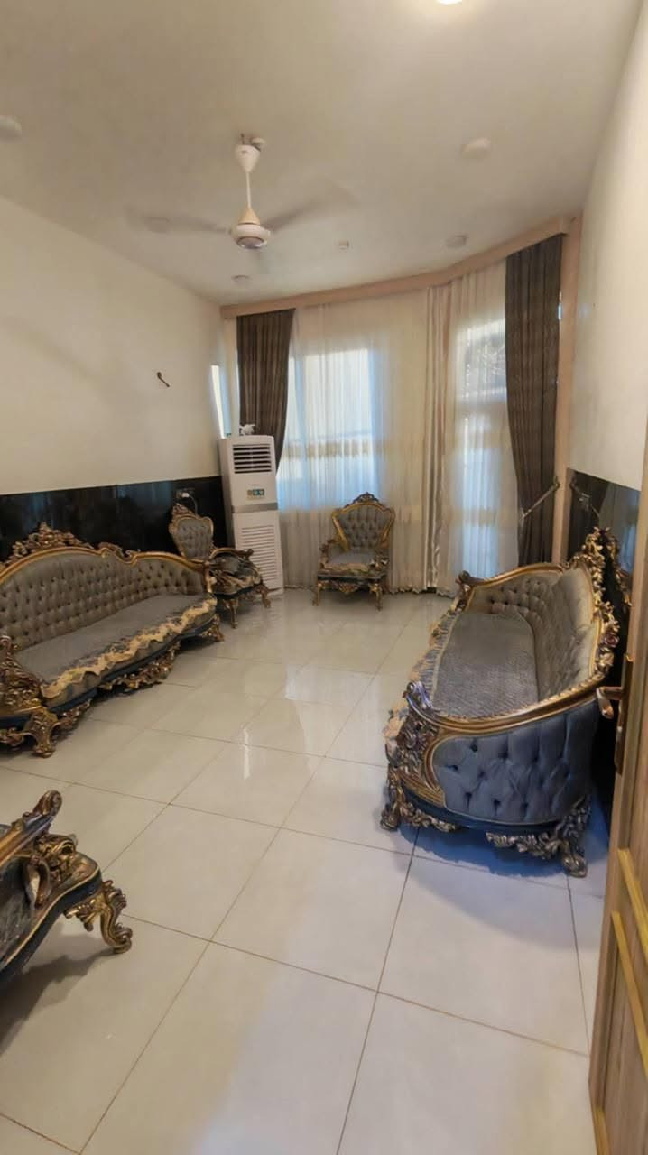 السلام عليكم دار للبيع طابو صرف المساحه 150م واجهه 7ونص نزال 20 بناء جديد طابوق جمهوري سقف صب أربع غرف نوم الطابق الارضي غرفة نوم كلدور مطبخ استقبال صحيات داخل وخارج الطابق الثاني ثلاث غرف نوم شارع 15م شارع ثمانين حي المصطفى للاستفسار ***********
