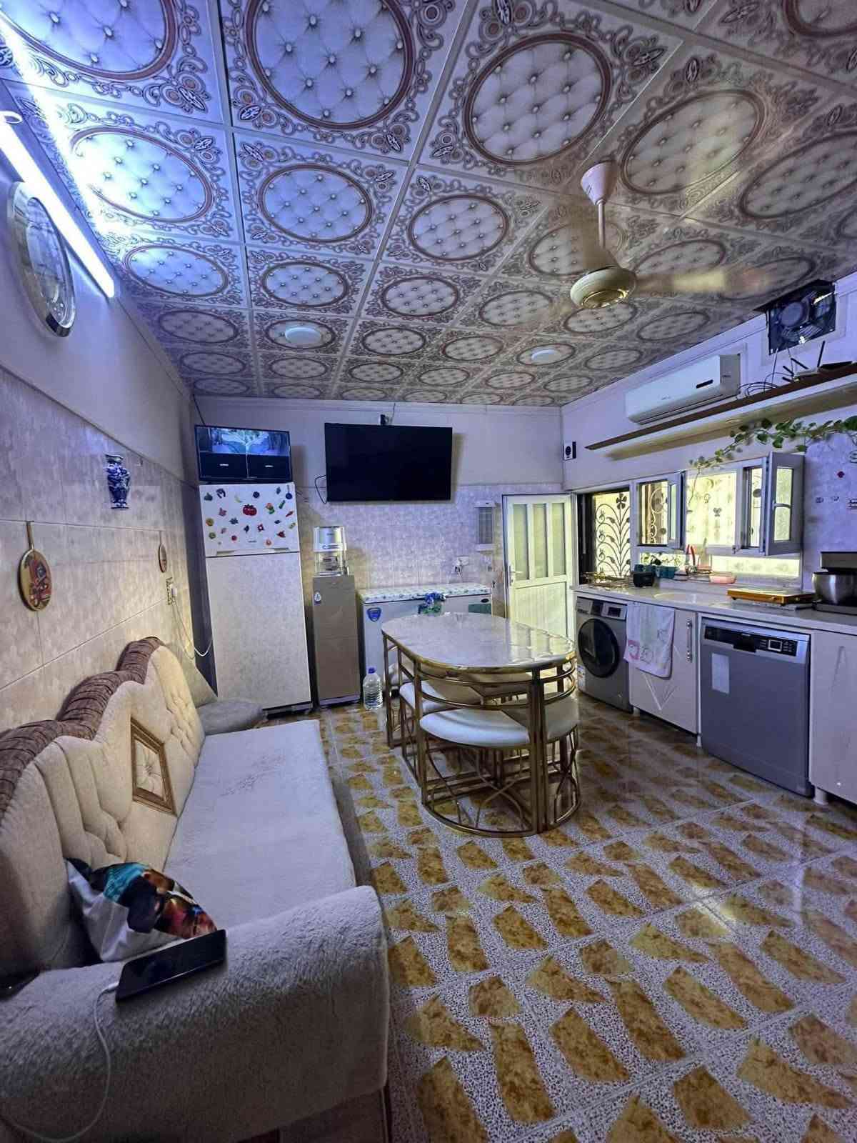 بسم الله وعلى بركت الله بيت للبيع المساحه 200بناء حديث البيت طالو قاطين بسم صاحبه بناء درجه اولى البيت بي 4 غرف نوم زاد صحيات مع مطابخ فوك وجوه الموقع الأسره والمفقودين قرب مول ماشاء الله الاستفسار على رقم أو خاص***********
