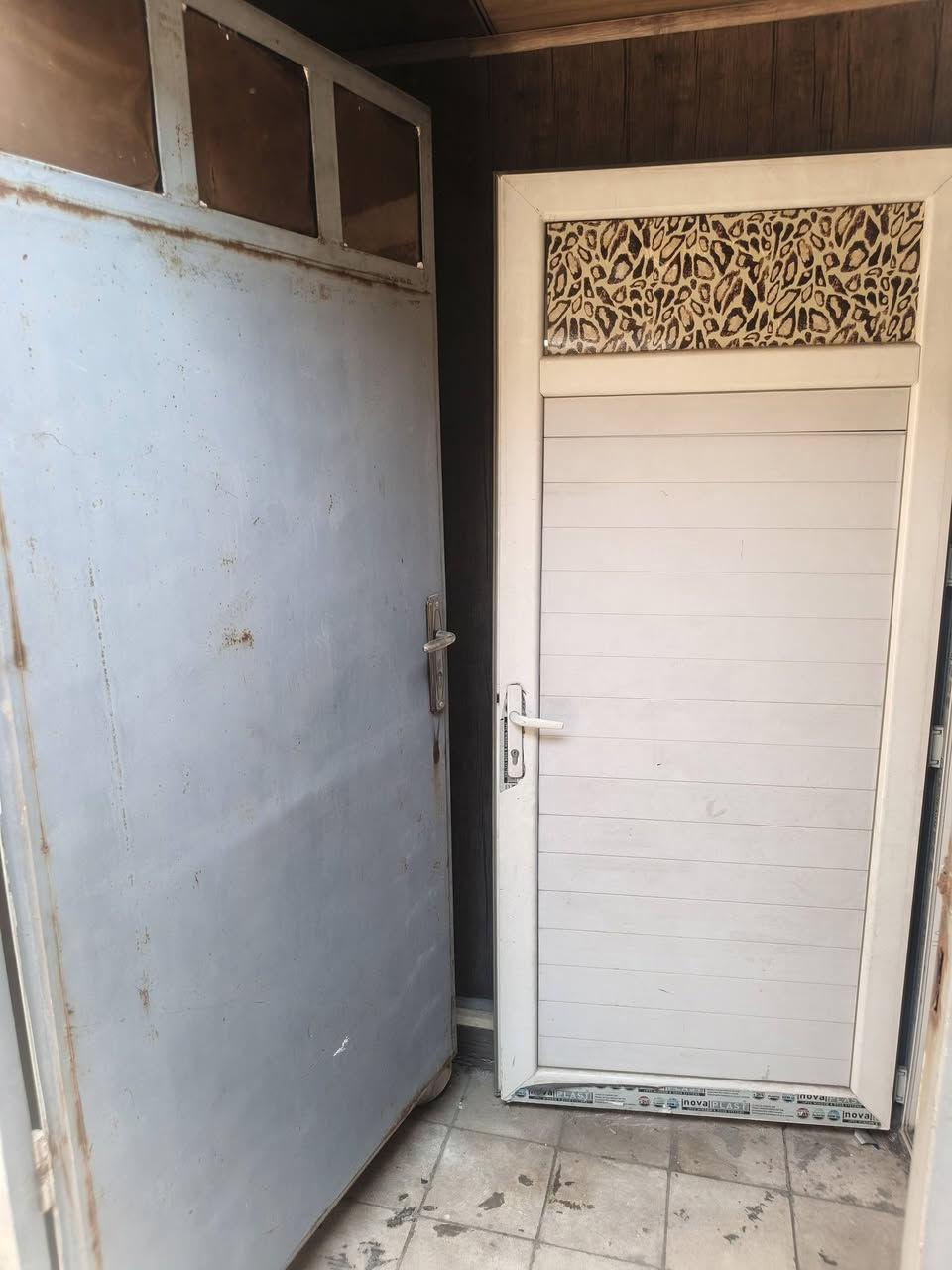 السلام عليكم 
البيع
سندويش  ابو نحله    
  طول ١٢,,,الوجه اربعه ونص
البيع شلع هوه البيبان هيكل حديد ابو الربعه 
جد نضيف 
***********
