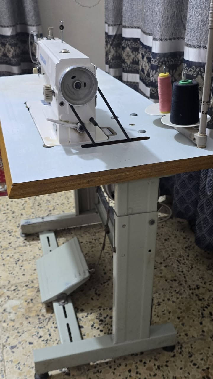 🧵 للبيع مكينة خياطة 🧵
مكينة خياطة صناعية FLYINGMAN – موديل GC 5550  للبيع  .  شغالة 100%  ومابيها اي عطل 
مع الطاولة والقاعدة والموتور والدواسة شغالة وجاهزة للعمل 
✅ مناسبة للخياطة المنزلية 
✅ الماكينة قوية وتتحمل العمل ع المولد 
📍 الموقع: [السماوة / حي التآميم ]
💰 السعر: [راسليني خاص ] قابل للتفاوض 
📞 للاستفسار: [*********** ]
