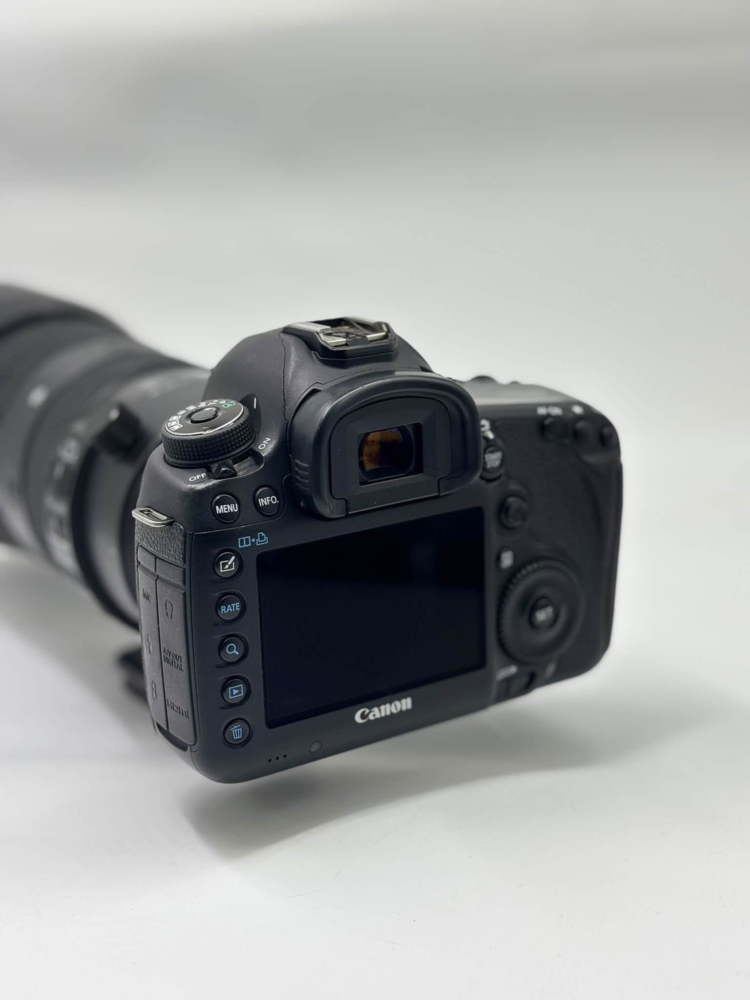 كأمره كانون   (💣 ✨5D-lll 📸💣) نضافه 99/100 كامل ملحقات
مع عدسه 70-200 فتحه 2.8
2- حقيبه 💫
3- حزام كتف✅
4- شاحنه اصليه ✅
5 بطاريه اصليه ✅
الدفع بعد ال فحص و القناعه التامه 
 ***********
