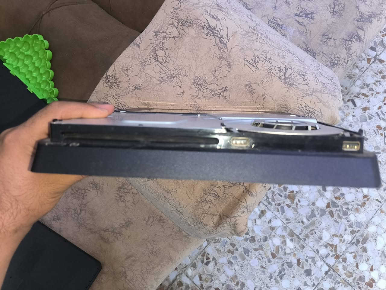 السلام عليكم
Ps4 slim نص تيرا مهكر نظام١١.٠٠
كامل مكمل نظافة ١٠٠ بالمية 
وياه كيبلاته والكارتون 
والجوستك الاصلي 
يتهكر عن طريق القطعة والمتصفح 
ما يحتاج ايشي شغل والعب 
وياه مبرد هوائي 
لا يحمه ولا شي جهاز فول نظاقة
مكاني بغداد الحسينية 
***********
السعر ٢٧٥ وبية مجال حك الجية

